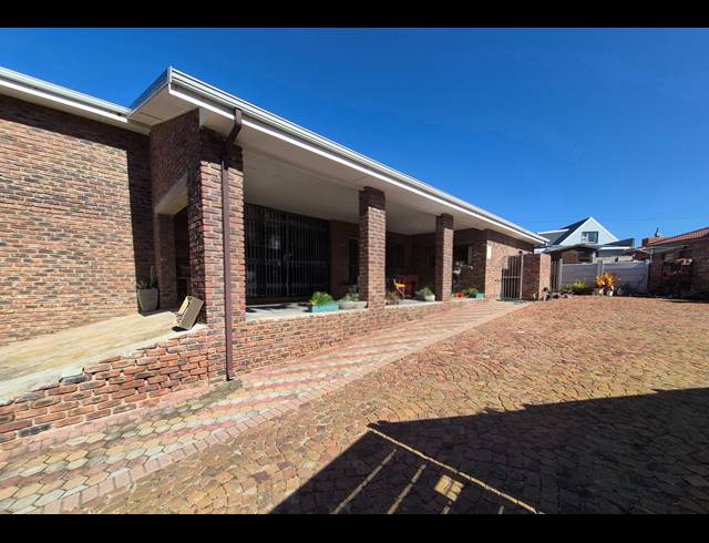 5 BEDROOM HOUSE FOR SALE IN DANA BAY